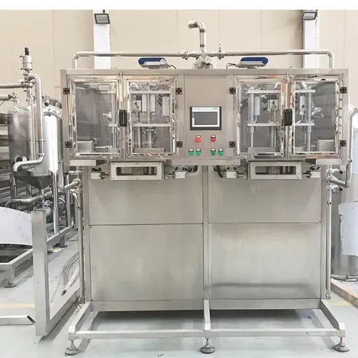 Este artículo ofrece una exploración en profundidad de las máquinas de llenado aséptica de doble cabeza, centrándose en su papel en las soluciones de envasado estériles. Destaca su tecnología avanzada, precisión y eficiencia en el mantenimiento de la integridad del producto. Descubra cómo estas máquinas están revolucionando industrias como alimentos, bebidas y productos farmacéuticos con sus capacidades de llenado aséptica de vanguardia.